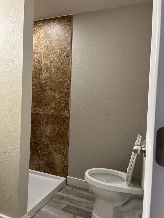 Building Photo - This cozy fully renovated home is just wha...
