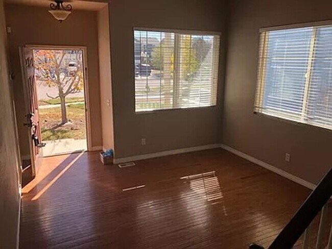 Building Photo - Beautiful 3 bed, 3 bath in D49