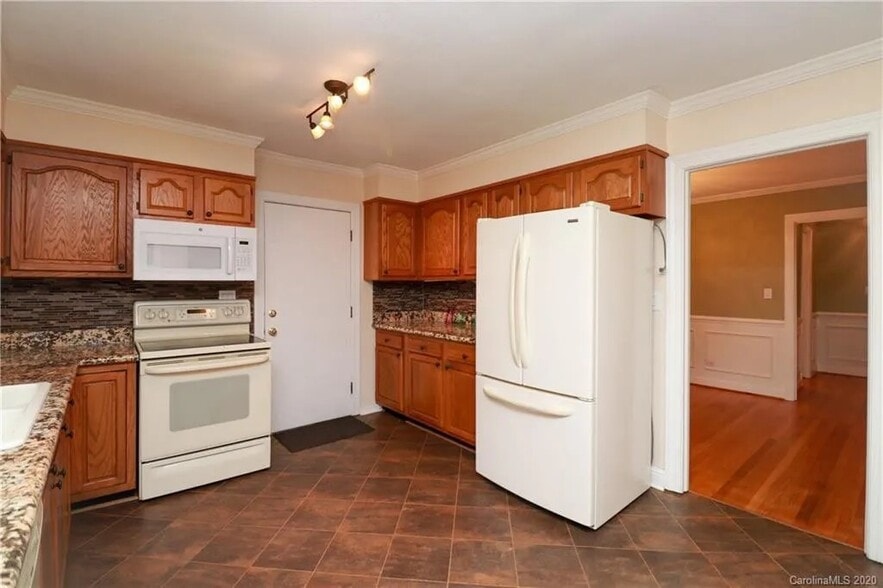 Building Photo - 121 Marshdale Ave SW