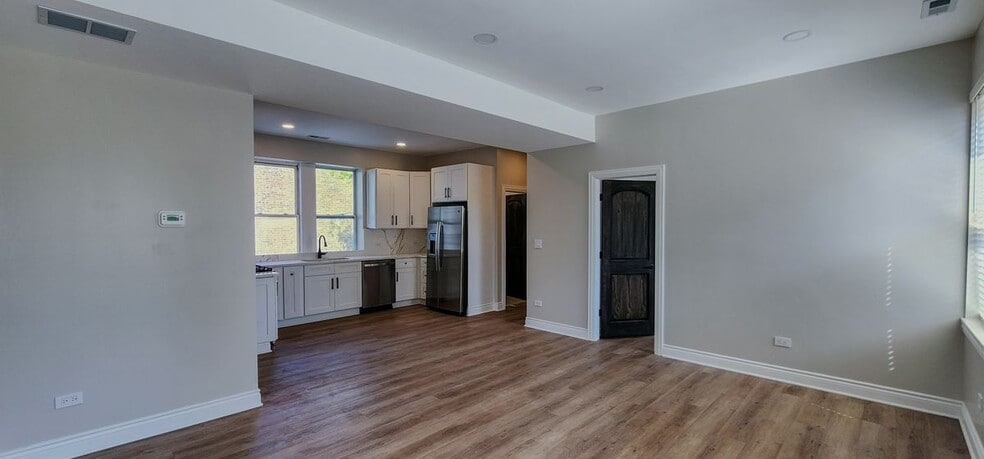 Building Photo - 2552 S Central Park Ave