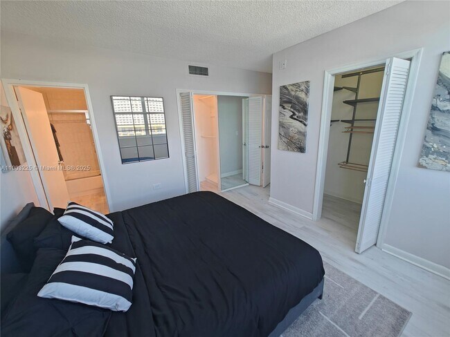 Building Photo - 801 Brickell Bay Dr