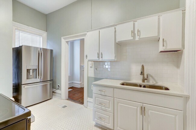 Building Photo - Large Two Bedroom Apartment - Lots of Hist...
