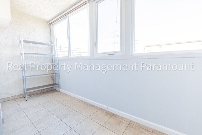 Building Photo - Beautiful One Bedroom Apartment in Miracle Mile