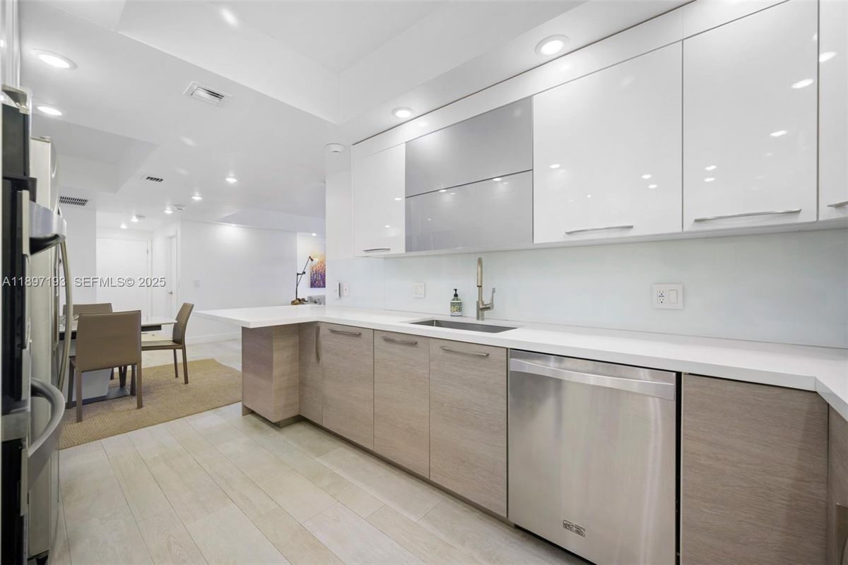 Building Photo - 5000 N Ocean Blvd
