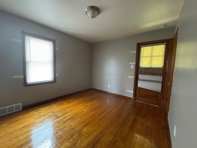 Building Photo - Lovely renovated 3 bedroom house