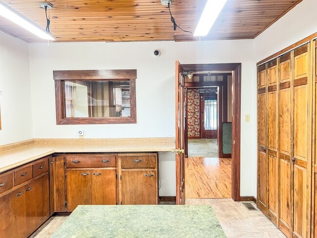 Building Photo - 735 S Main St