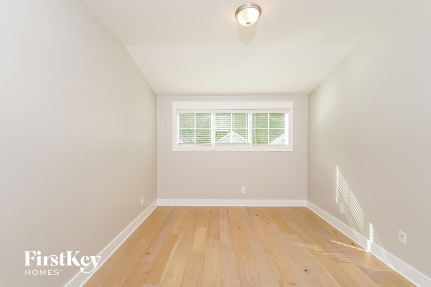 Building Photo - 1320 Shades Terrace