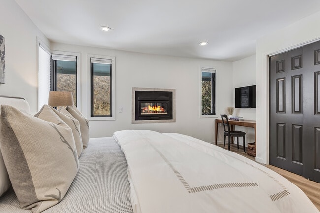 Building Photo - 135 Carriage Way