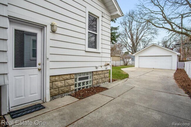 Building Photo - 23128 Olmstead St
