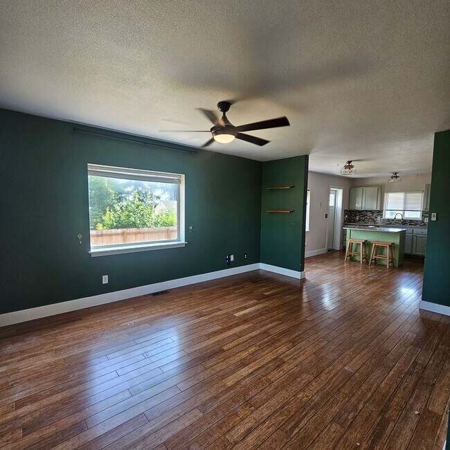 Building Photo - Comfortable 3-Bedroom, 2-Bath Lower Unit with Fully Fenced Yard in West Bremerton