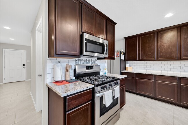 Building Photo - 8007 Carillon Way