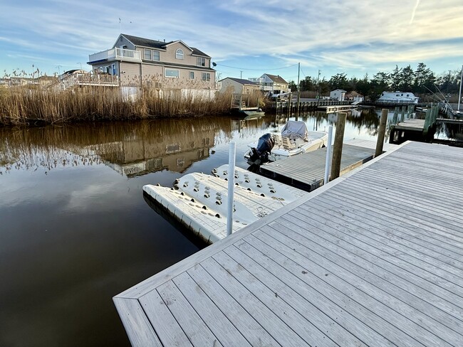 Building Photo - 256 Alley Ave