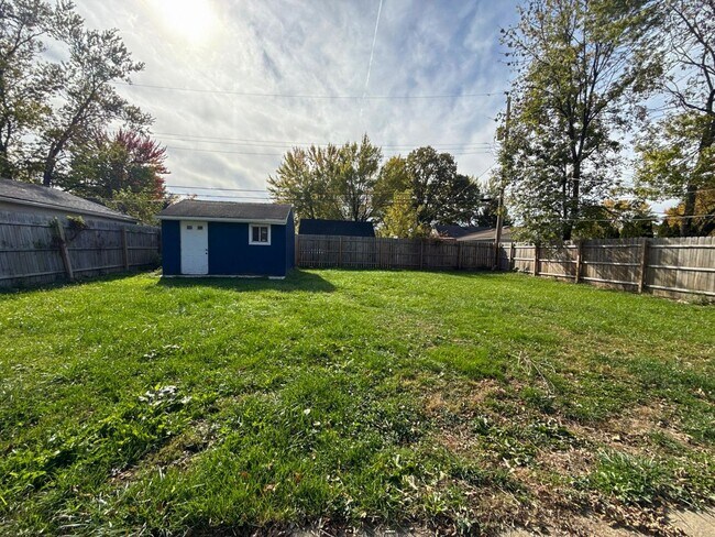 Building Photo - Stunning Full Remodel! 3BR/2BA Home with F...