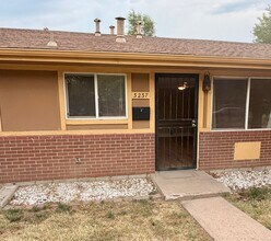 Building Photo - Stylishly Updated 2BR Townhome Near City Park Denver