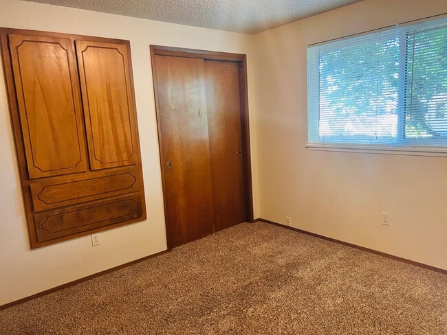 Building Photo - Eastside Olympia/ Must See! Available Now-2bd 1bath