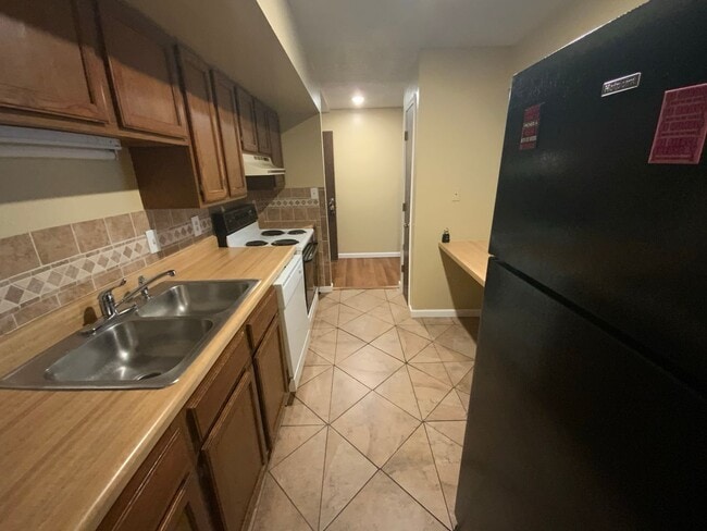 Building Photo - 3 Bedroom 1 Bathroom Apartment