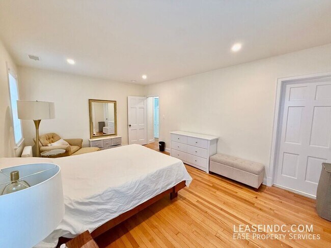 Building Photo - 4825 Butterworth Pl NW