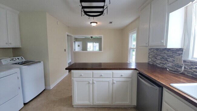 Building Photo - "5 points area 2-Bedroom Huntsville Home w...