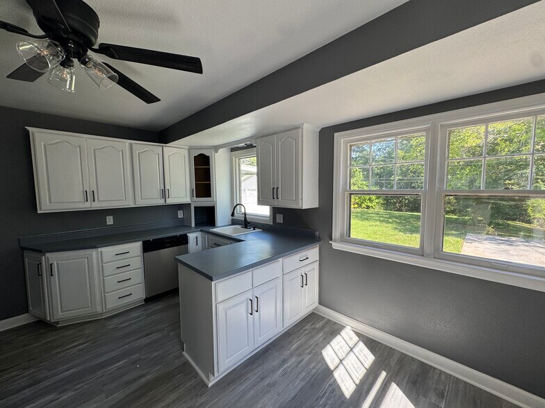 Building Photo - 37 Blackhawk Hills Dr