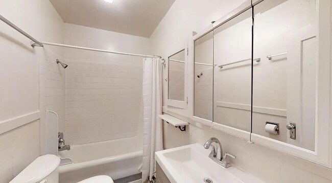 Building Photo - Charming four-bedroom home one block from UNR