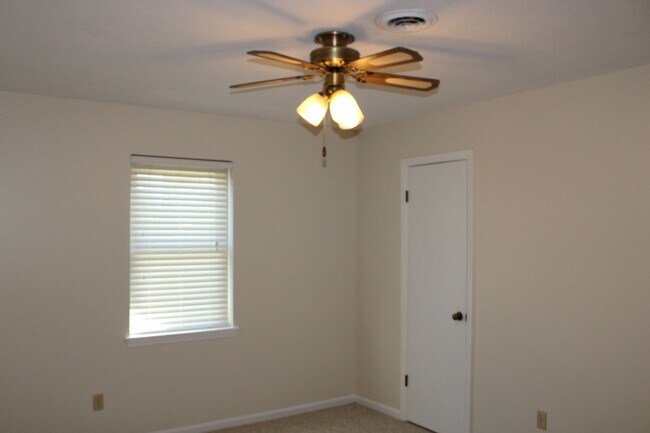 Building Photo - 3 Bedroom 2 Bath W/ Garage Hephzibah!