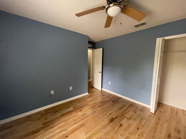 Building Photo - Great Home Great Location - 4 br 2 1/2 bath
