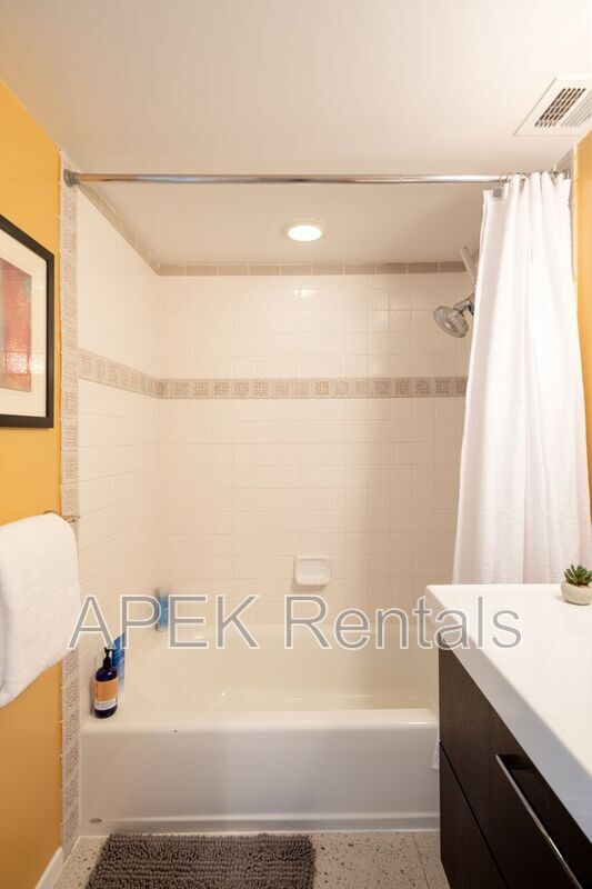 Building Photo - 2204 W Acacia Rd