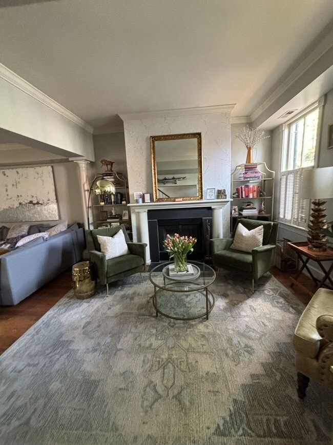 Building Photo - 408 Queen St