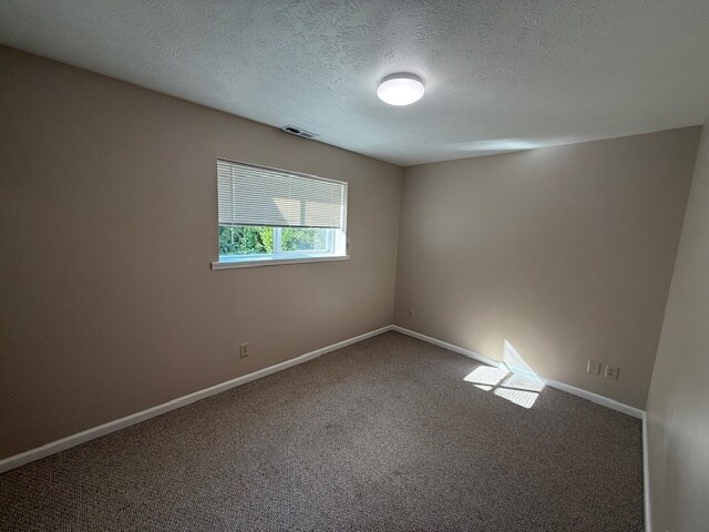 Building Photo - 5267 Center Rd