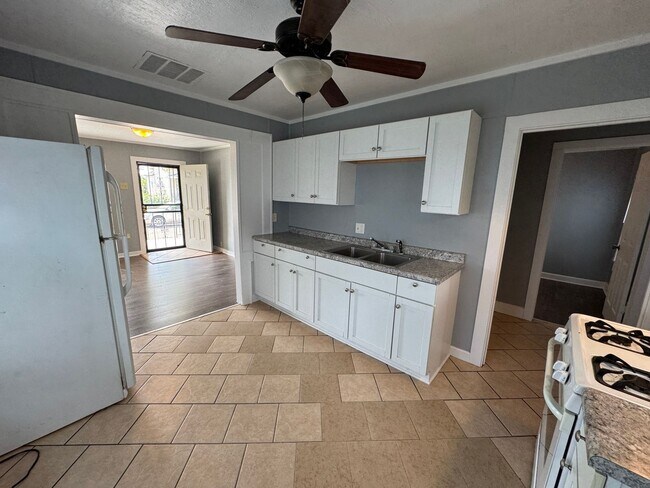 Building Photo - Christian Park 2 Bedroom 1 Bath