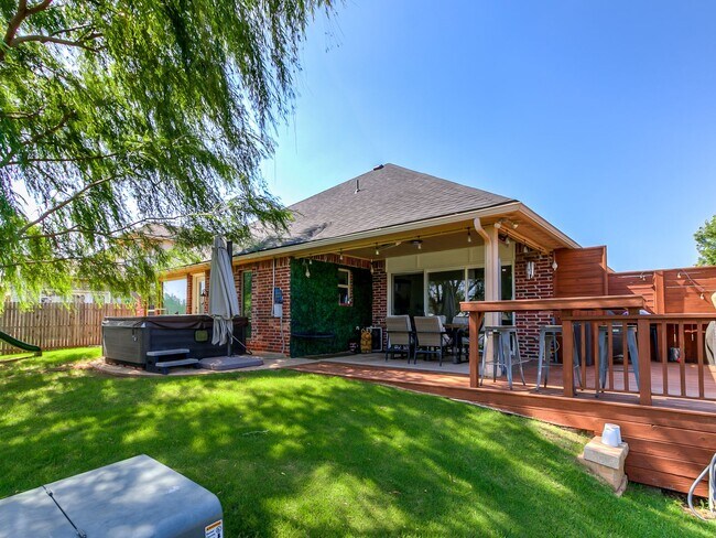 Building Photo - Stunning Home + North Rose Lake + Deer Creek Schools + 4 Bedrooms