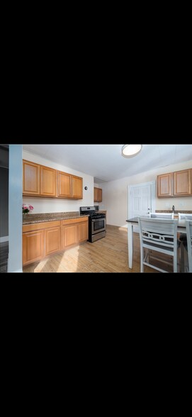 Building Photo - 125 High St