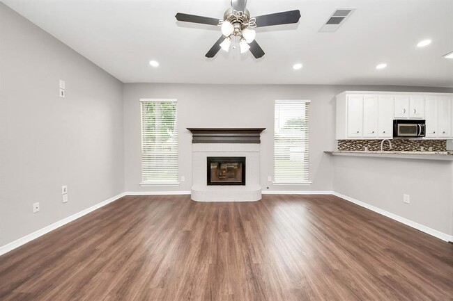 Building Photo - 8522 Sports Haven Dr