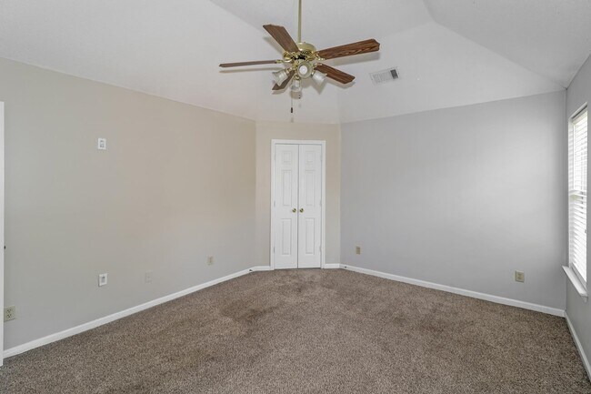 Building Photo - 1136 Breezy Valley Dr