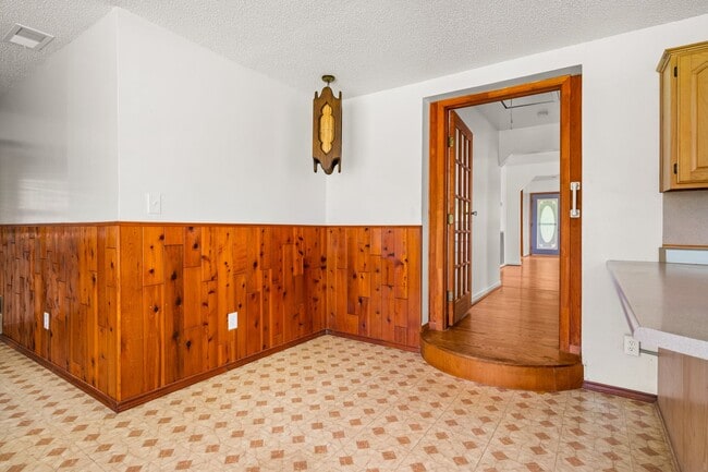 Building Photo - Check Out this 2 bed 1 bath in Alexandria