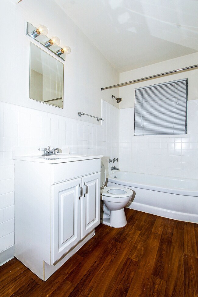 Building Photo - Lovely Afordable 2 Bedroom 1 Bath Garden A...