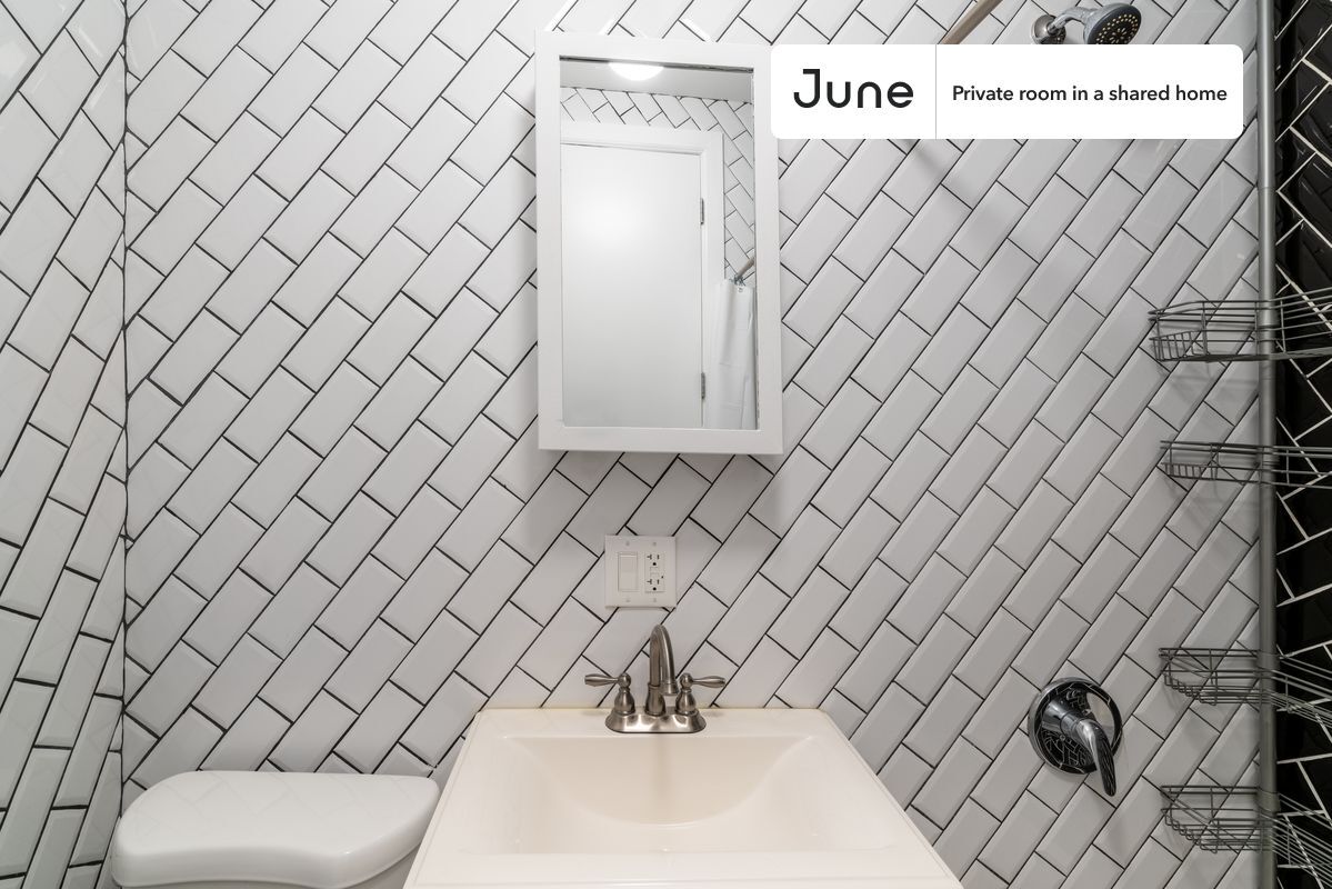 Building Photo - Room in Shared 3 bed/2 bath home