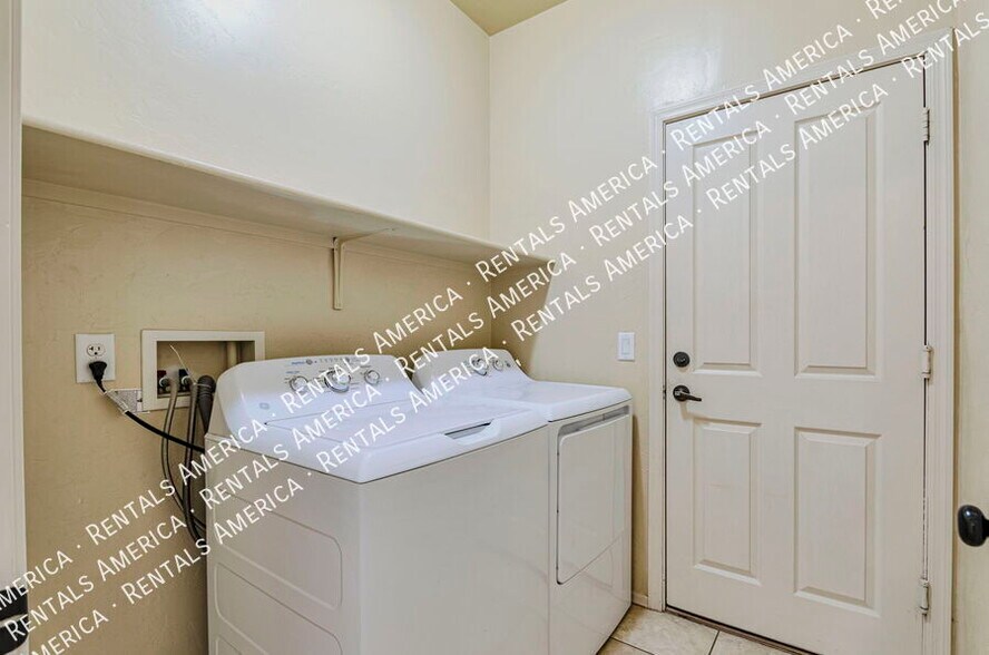 Building Photo - 8321 N Rocky View Ln