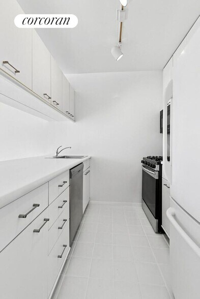 Building Photo - 350 W 50th St