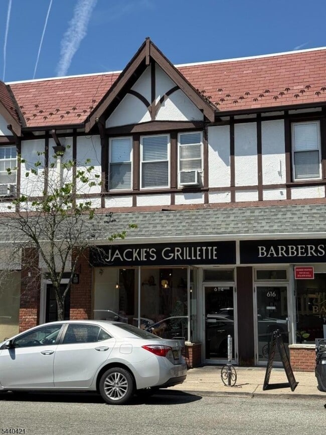 Building Photo - 627 Valley Rd