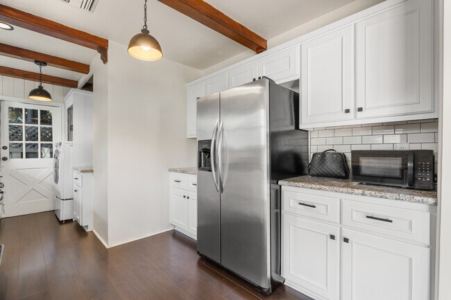 Building Photo - 2624 E 8th St