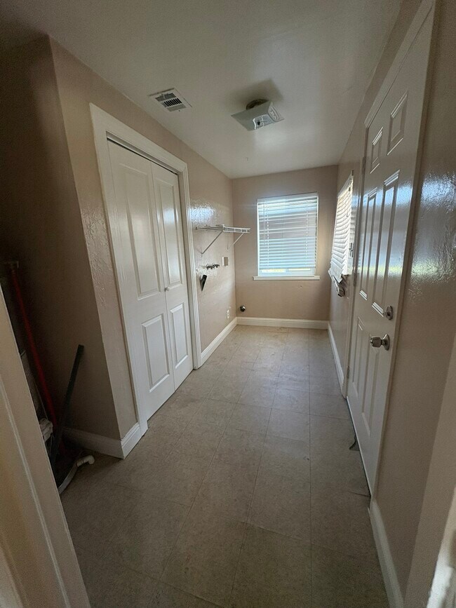 Building Photo - 6832 E Harvey Ave