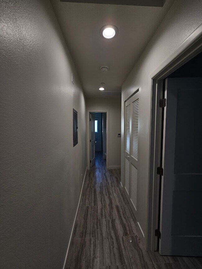 Building Photo - Newly Remodeled 2 Bedroom / 1 Bath! Call o...