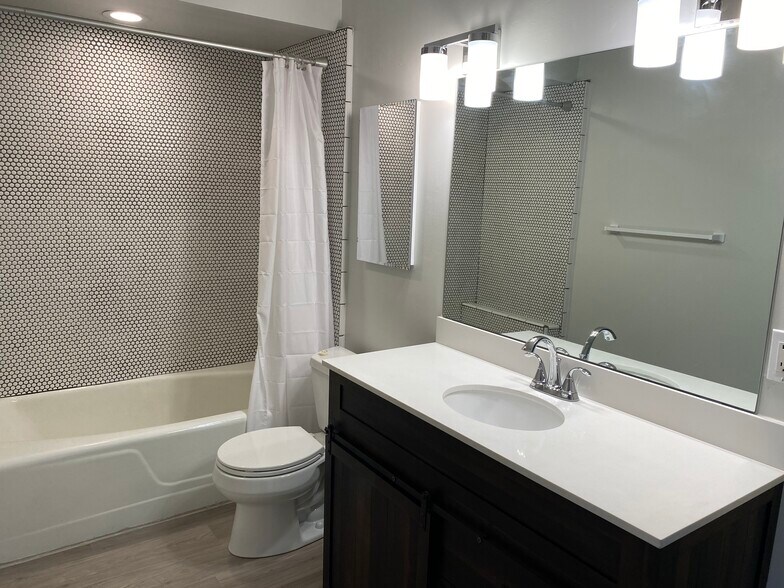 Building Photo - 2020 Albatross St