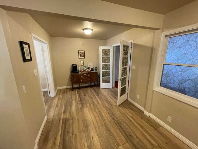 Building Photo - Large 3 Bedrrom 2 Bath Home Close to Orovi...