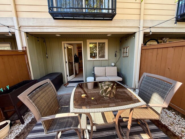 Building Photo - West Seattle Townhome