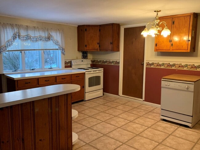 Building Photo - Multi-level 3-bedroom, 1-bath single-family home