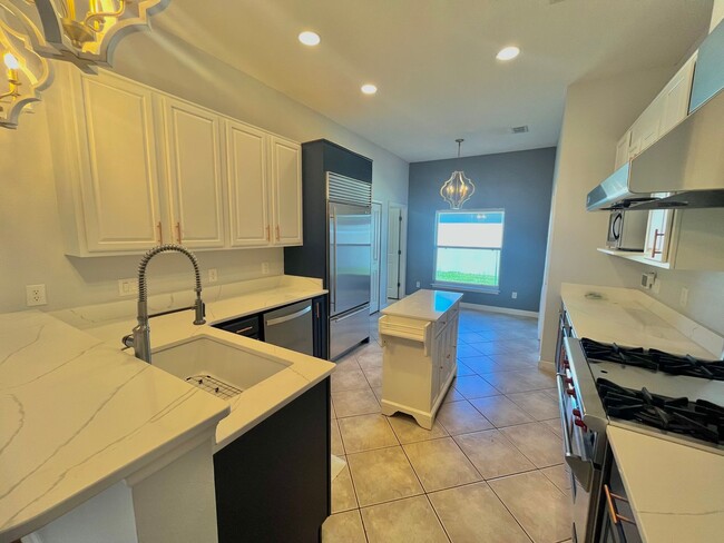 Building Photo - Gorgeous 4 Bed 2 Bath Home for Rent in Apo...