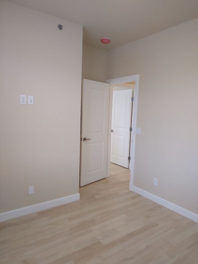 Building Photo - Bison Cove Unit E5 Available Now