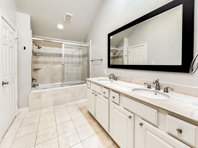 Building Photo - $500 OFF 1st Month's RENT! Gated Serenity ...